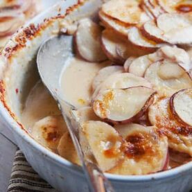 Baked red potatoes in a spicy, creamy three-cheese sauce. Browned on top and perfect for a holiday side dish! Via Macheesmo